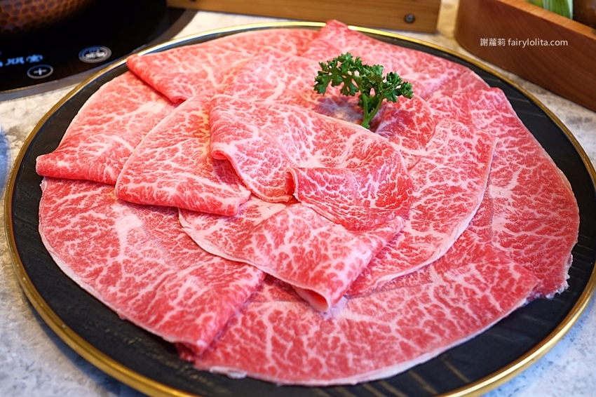 月暮藏涮涮鍋。新開幕！史上最浮誇個人涮涮鍋，日本和牛、活體海鮮，個人套餐499元起，藏身超美玻璃屋！ @蹦啾♥謝蘿莉 La vie heureuse
