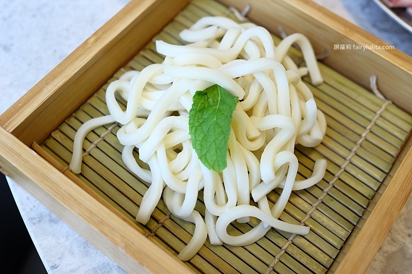 月暮藏涮涮鍋。新開幕！史上最浮誇個人涮涮鍋，日本和牛、活體海鮮，個人套餐499元起，藏身超美玻璃屋！ @蹦啾♥謝蘿莉 La vie heureuse