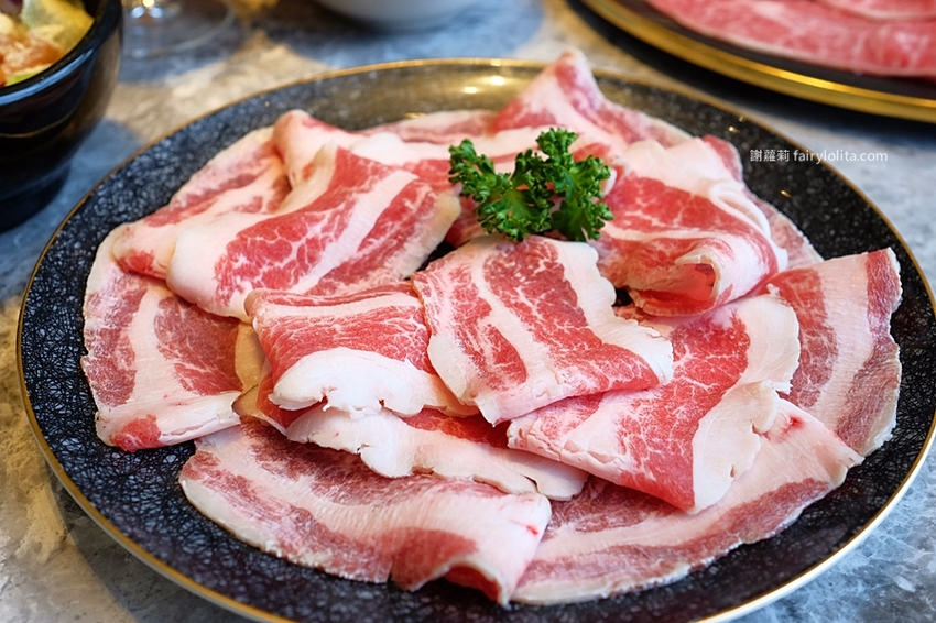 月暮藏涮涮鍋。新開幕！史上最浮誇個人涮涮鍋，日本和牛、活體海鮮，個人套餐499元起，藏身超美玻璃屋！ @蹦啾♥謝蘿莉 La vie heureuse