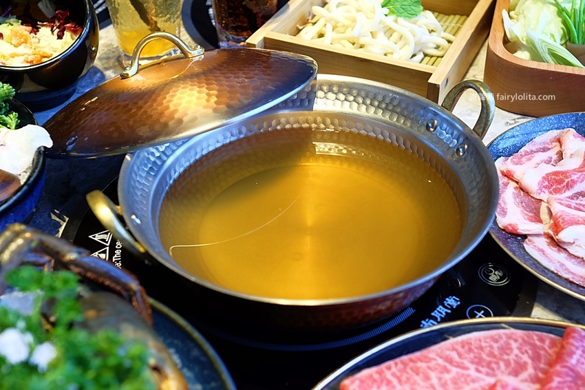 月暮藏涮涮鍋。新開幕！史上最浮誇個人涮涮鍋，日本和牛、活體海鮮，個人套餐499元起，藏身超美玻璃屋！ @蹦啾♥謝蘿莉 La vie heureuse