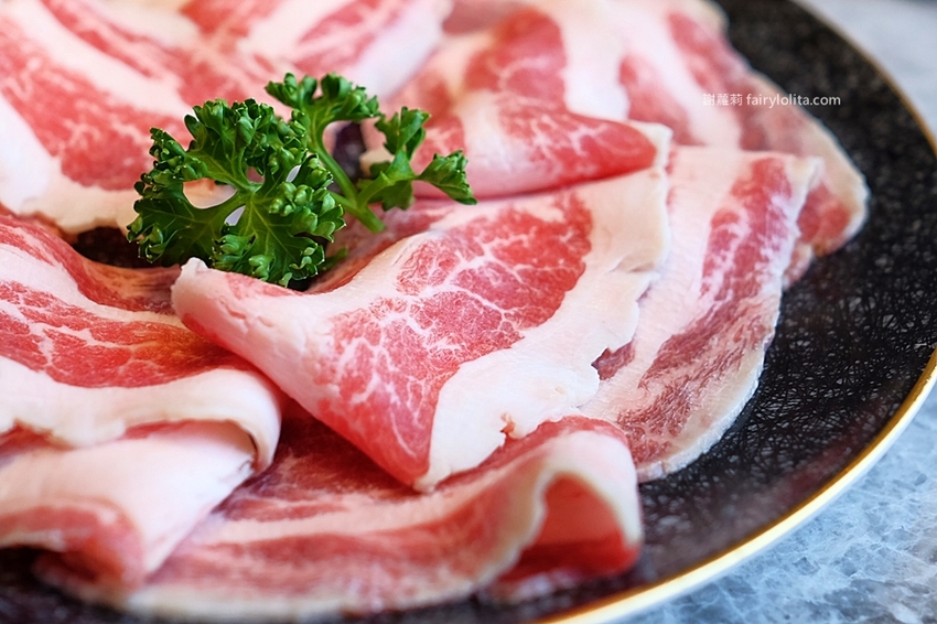 月暮藏涮涮鍋。新開幕！史上最浮誇個人涮涮鍋，日本和牛、活體海鮮，個人套餐499元起，藏身超美玻璃屋！ @蹦啾♥謝蘿莉 La vie heureuse