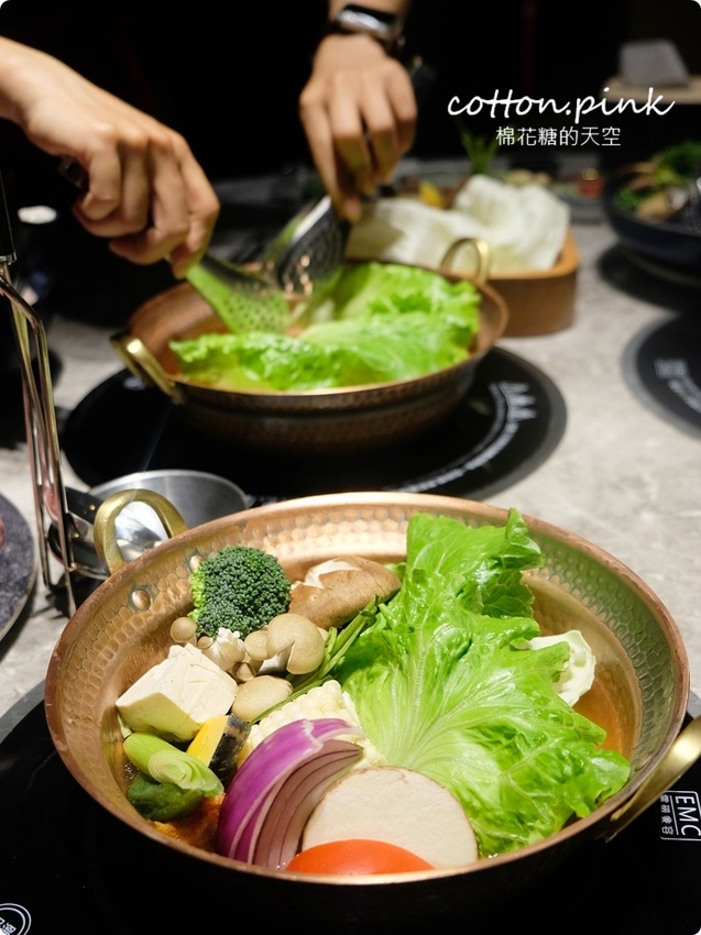 台中最潮小火鍋-不只超好拍更好吃～月暮藏涮涮鍋和牛海鮮吃起來！ - 棉花糖的天空