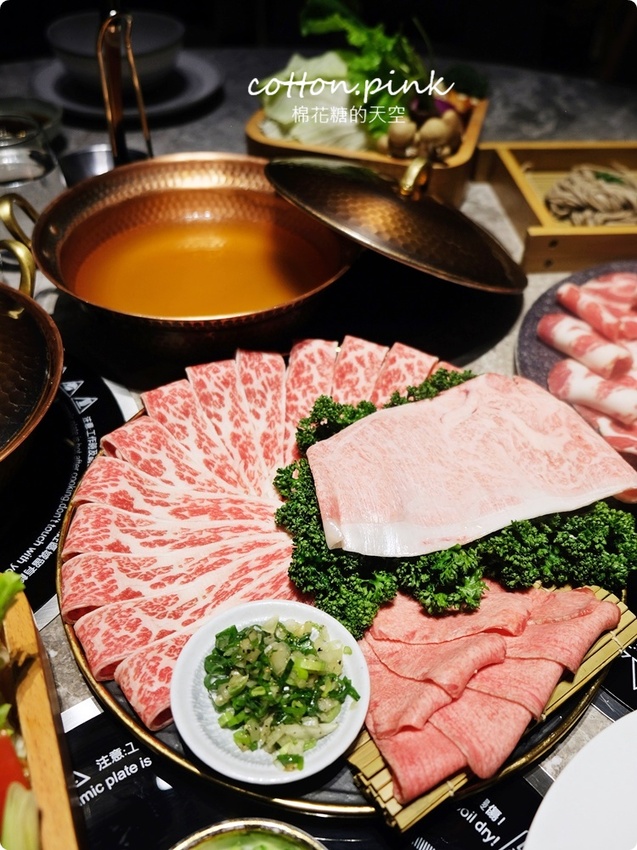 台中最潮小火鍋-不只超好拍更好吃～月暮藏涮涮鍋和牛海鮮吃起來！ - 棉花糖的天空