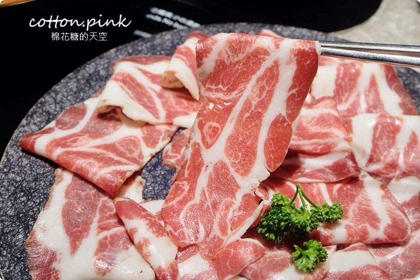 台中最潮小火鍋-不只超好拍更好吃～月暮藏涮涮鍋和牛海鮮吃起來！ - 棉花糖的天空