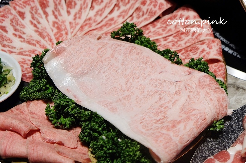 台中最潮小火鍋-不只超好拍更好吃～月暮藏涮涮鍋和牛海鮮吃起來！ - 棉花糖的天空