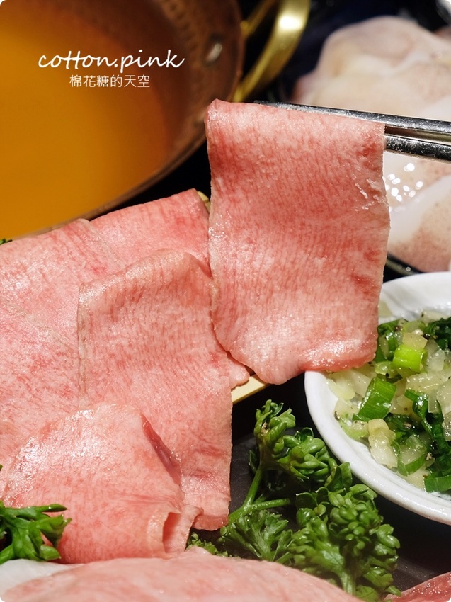 台中最潮小火鍋-不只超好拍更好吃～月暮藏涮涮鍋和牛海鮮吃起來！ - 棉花糖的天空