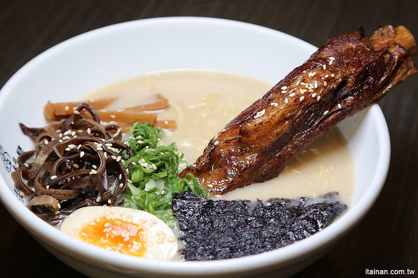 海老麵場太平場~只賣晚上的深夜拉麵!路邊也能吃的到手沖ㄟ牛肉拉麵、炙燒豬肋排拉麵!! - 台南好Food遊