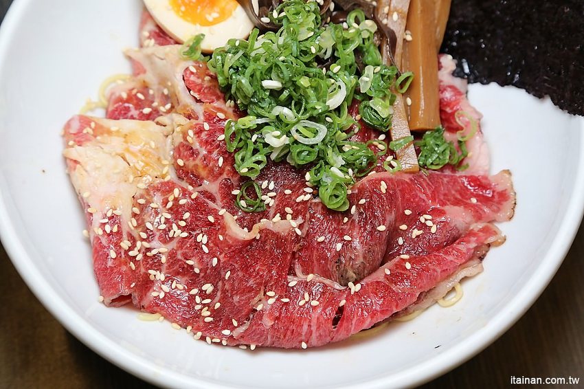 海老麵場太平場~只賣晚上的深夜拉麵!路邊也能吃的到手沖ㄟ牛肉拉麵、炙燒豬肋排拉麵!! - 台南好Food遊