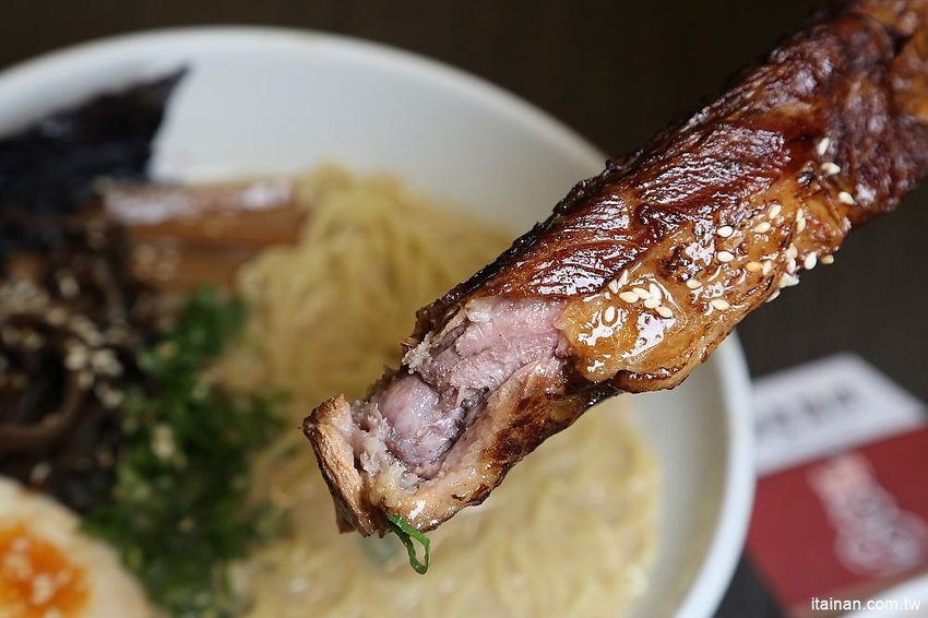 海老麵場太平場~只賣晚上的深夜拉麵!路邊也能吃的到手沖ㄟ牛肉拉麵、炙燒豬肋排拉麵!! - 台南好Food遊