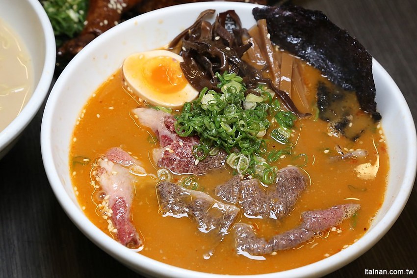 海老麵場太平場~只賣晚上的深夜拉麵!路邊也能吃的到手沖ㄟ牛肉拉麵、炙燒豬肋排拉麵!! - 台南好Food遊