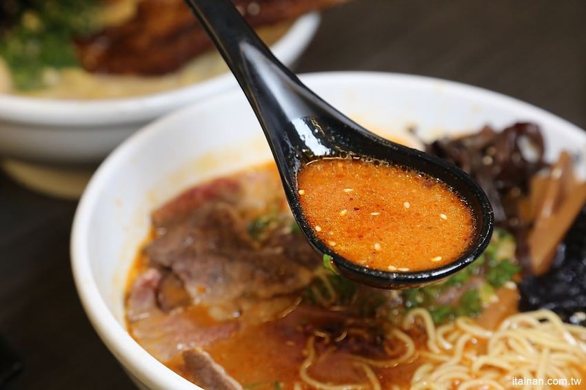 海老麵場太平場~只賣晚上的深夜拉麵!路邊也能吃的到手沖ㄟ牛肉拉麵、炙燒豬肋排拉麵!! - 台南好Food遊