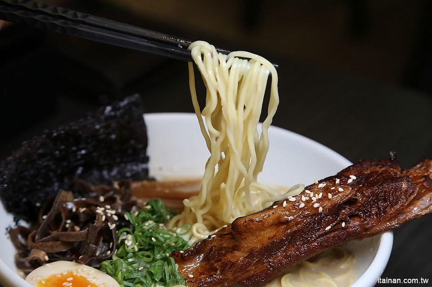 海老麵場太平場~只賣晚上的深夜拉麵!路邊也能吃的到手沖ㄟ牛肉拉麵、炙燒豬肋排拉麵!! - 台南好Food遊