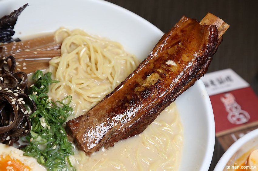 海老麵場太平場~只賣晚上的深夜拉麵!路邊也能吃的到手沖ㄟ牛肉拉麵、炙燒豬肋排拉麵!! - 台南好Food遊