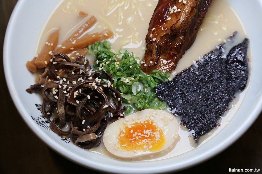 海老麵場太平場~只賣晚上的深夜拉麵!路邊也能吃的到手沖ㄟ牛肉拉麵、炙燒豬肋排拉麵!! - 台南好Food遊