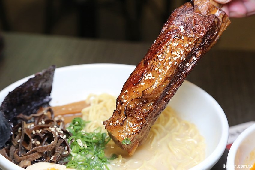 海老麵場太平場~只賣晚上的深夜拉麵!路邊也能吃的到手沖ㄟ牛肉拉麵、炙燒豬肋排拉麵!! - 台南好Food遊