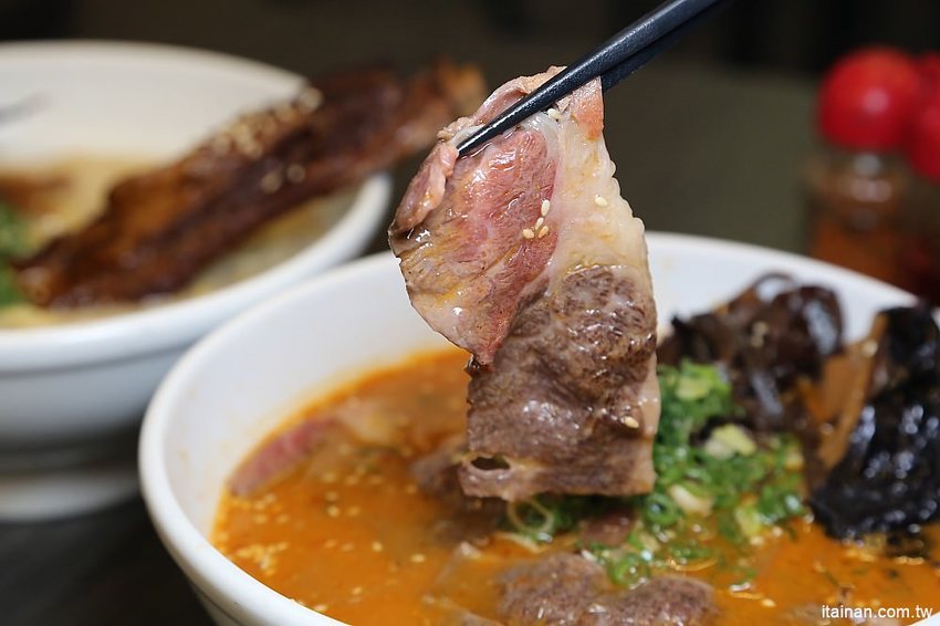 海老麵場太平場~只賣晚上的深夜拉麵!路邊也能吃的到手沖ㄟ牛肉拉麵、炙燒豬肋排拉麵!! - 台南好Food遊