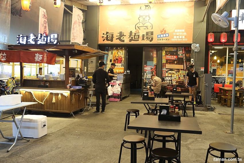 海老麵場太平場~只賣晚上的深夜拉麵!路邊也能吃的到手沖ㄟ牛肉拉麵、炙燒豬肋排拉麵!! - 台南好Food遊