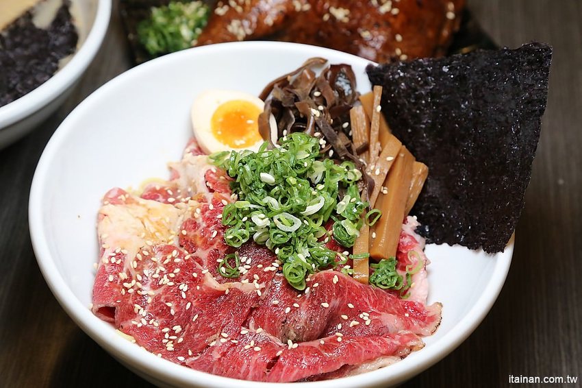 海老麵場太平場~只賣晚上的深夜拉麵!路邊也能吃的到手沖ㄟ牛肉拉麵、炙燒豬肋排拉麵!! - 台南好Food遊