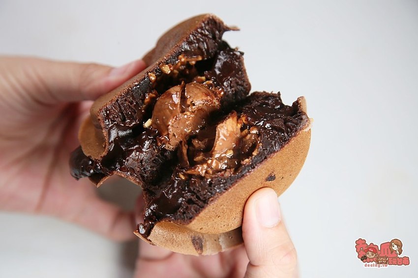 【台南美食】育樂街超人氣爆餡紅豆餅，連金莎巧克力都包進來：Q弟紅豆餅 - 熱血玩台南。跳躍新世界