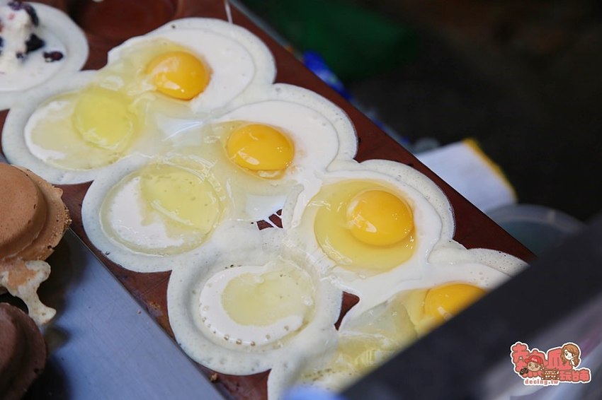 【台南美食】育樂街超人氣爆餡紅豆餅，連金莎巧克力都包進來：Q弟紅豆餅 - 熱血玩台南。跳躍新世界