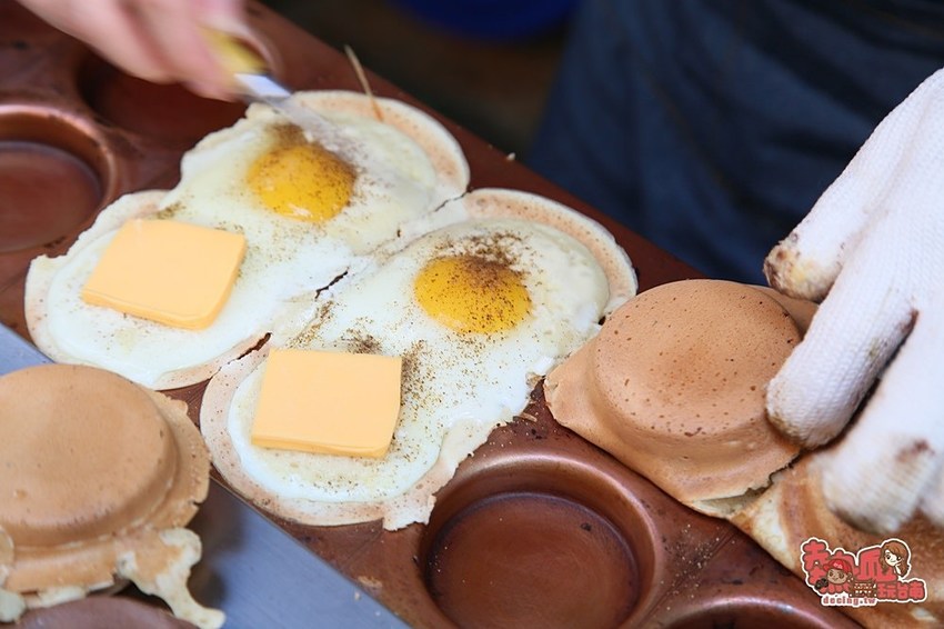 【台南美食】育樂街超人氣爆餡紅豆餅，連金莎巧克力都包進來：Q弟紅豆餅 - 熱血玩台南。跳躍新世界