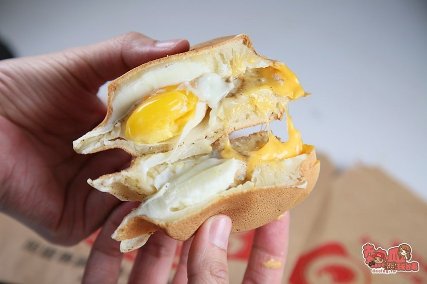 【台南美食】育樂街超人氣爆餡紅豆餅，連金莎巧克力都包進來：Q弟紅豆餅 - 熱血玩台南。跳躍新世界