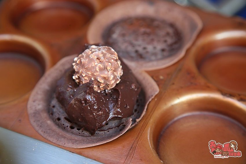 【台南美食】育樂街超人氣爆餡紅豆餅，連金莎巧克力都包進來：Q弟紅豆餅 - 熱血玩台南。跳躍新世界