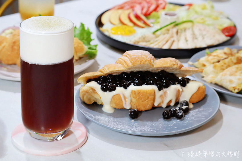 新竹平價早午餐推薦咖啡羊行|不用百元就可以吃到的美食!滿滿珍珠爆漿卡士達可頌,激推招牌酥皮蛋餅跟漢堡