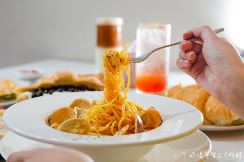 新竹平價早午餐推薦咖啡羊行|不用百元就可以吃到的美食!滿滿珍珠爆漿卡士達可頌,激推招牌酥皮蛋餅跟漢堡