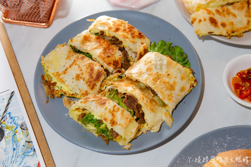 新竹平價早午餐推薦咖啡羊行|不用百元就可以吃到的美食!滿滿珍珠爆漿卡士達可頌,激推招牌酥皮蛋餅跟漢堡