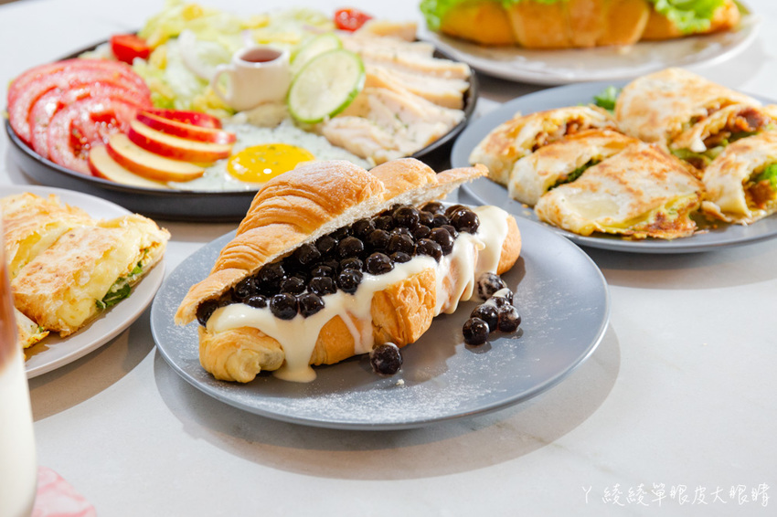 新竹平價早午餐推薦咖啡羊行|不用百元就可以吃到的美食!滿滿珍珠爆漿卡士達可頌,激推招牌酥皮蛋餅跟漢堡