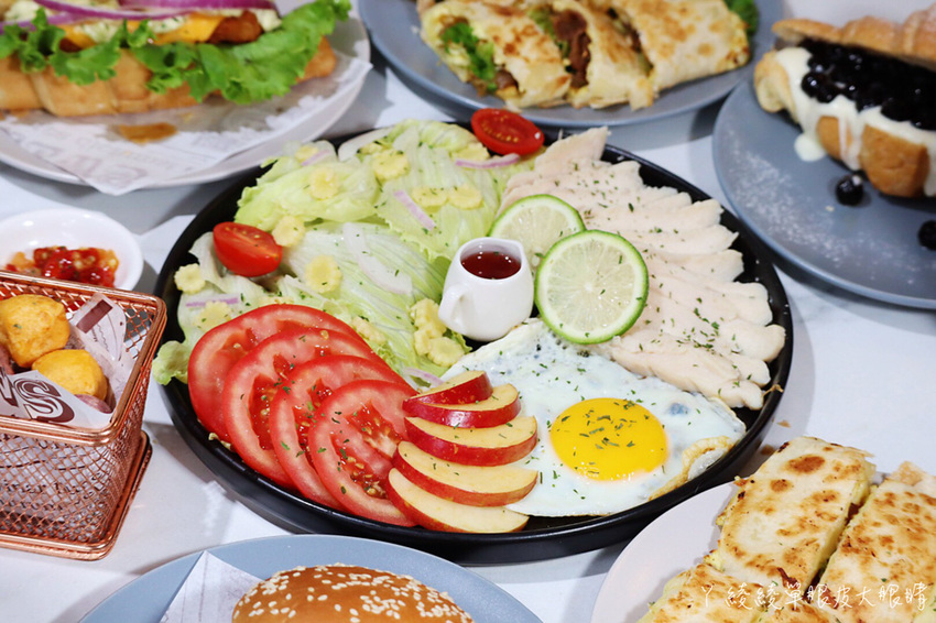 新竹平價早午餐推薦咖啡羊行|不用百元就可以吃到的美食!滿滿珍珠爆漿卡士達可頌,激推招牌酥皮蛋餅跟漢堡