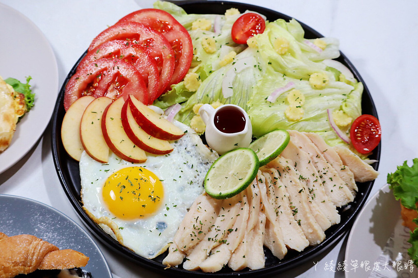 新竹平價早午餐推薦咖啡羊行|不用百元就可以吃到的美食!滿滿珍珠爆漿卡士達可頌,激推招牌酥皮蛋餅跟漢堡