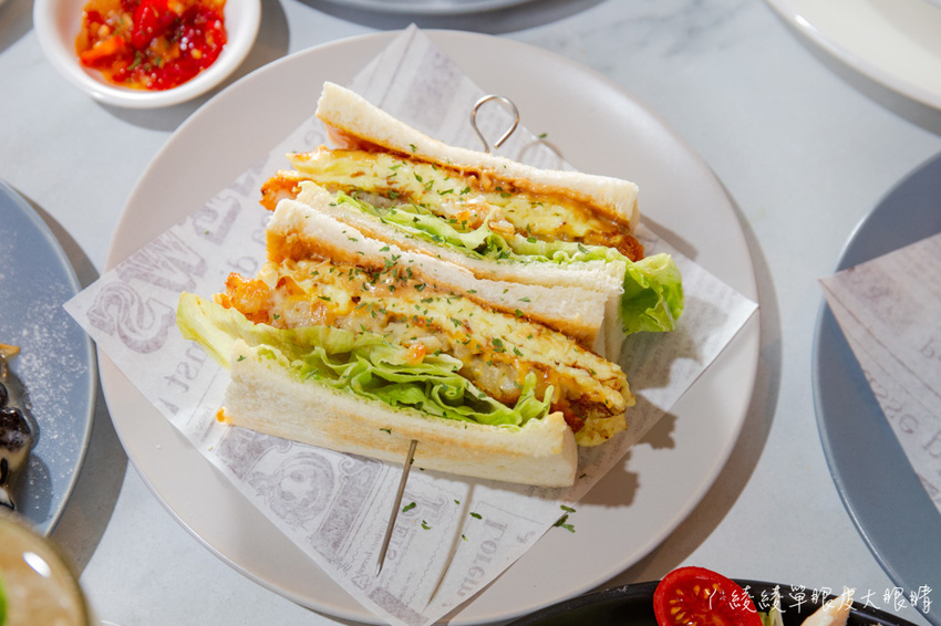 新竹平價早午餐推薦咖啡羊行|不用百元就可以吃到的美食!滿滿珍珠爆漿卡士達可頌,激推招牌酥皮蛋餅跟漢堡