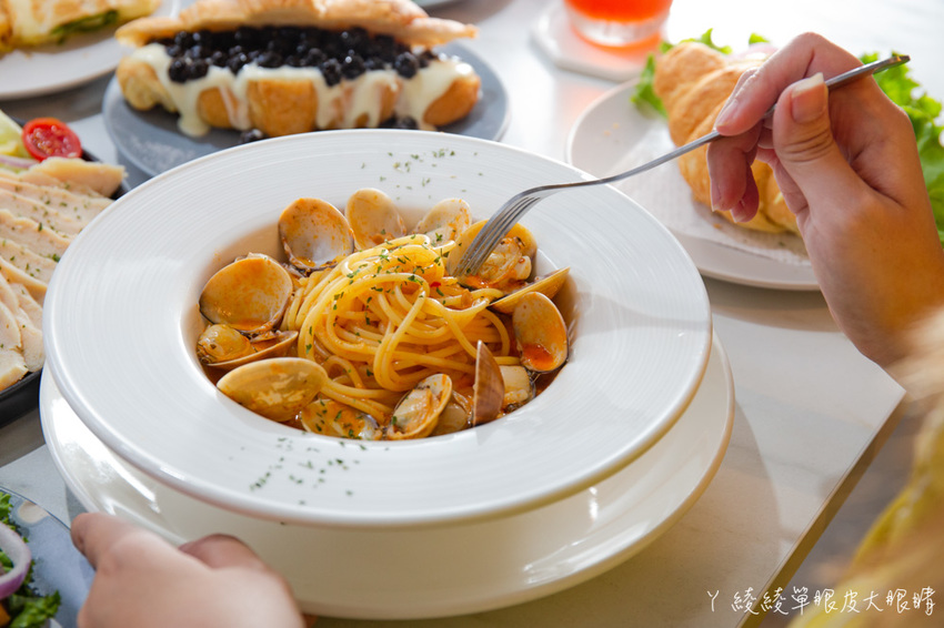 新竹平價早午餐推薦咖啡羊行|不用百元就可以吃到的美食!滿滿珍珠爆漿卡士達可頌,激推招牌酥皮蛋餅跟漢堡