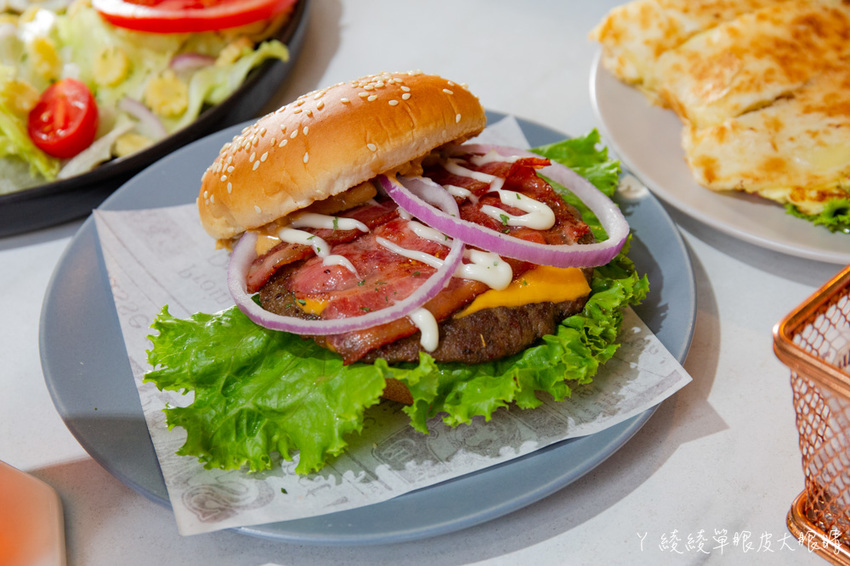 新竹平價早午餐推薦咖啡羊行|不用百元就可以吃到的美食!滿滿珍珠爆漿卡士達可頌,激推招牌酥皮蛋餅跟漢堡