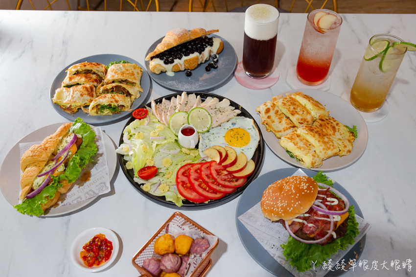 新竹平價早午餐推薦咖啡羊行|不用百元就可以吃到的美食!滿滿珍珠爆漿卡士達可頌,激推招牌酥皮蛋餅跟漢堡
