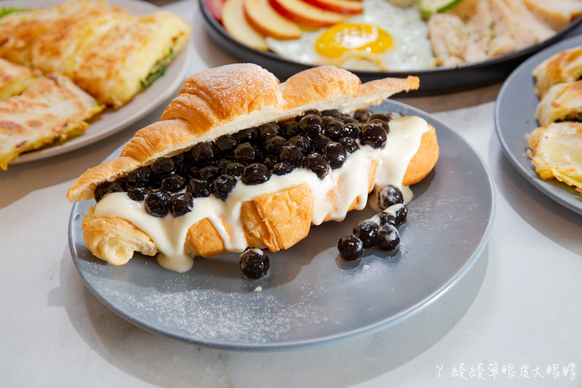 新竹平價早午餐推薦咖啡羊行|不用百元就可以吃到的美食!滿滿珍珠爆漿卡士達可頌,激推招牌酥皮蛋餅跟漢堡