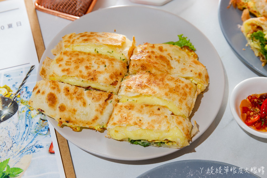 新竹平價早午餐推薦咖啡羊行|不用百元就可以吃到的美食!滿滿珍珠爆漿卡士達可頌,激推招牌酥皮蛋餅跟漢堡