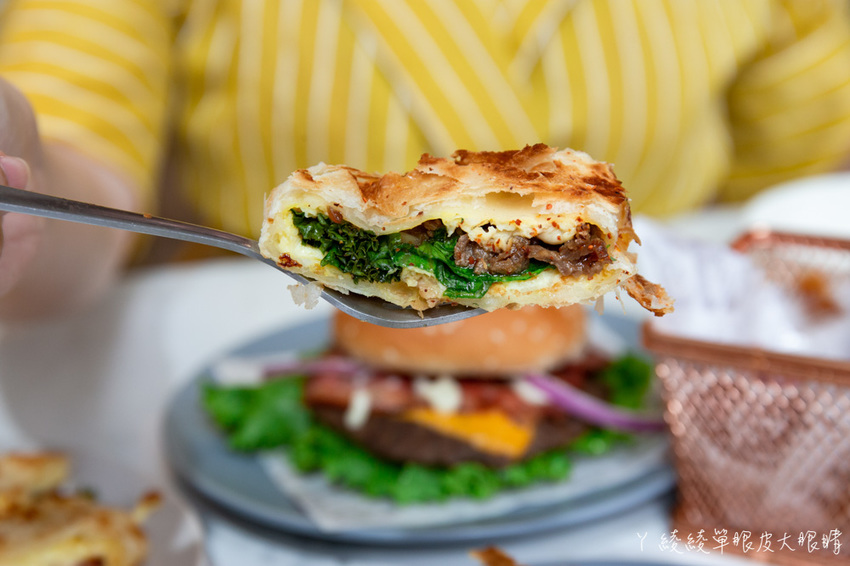 新竹平價早午餐推薦咖啡羊行|不用百元就可以吃到的美食!滿滿珍珠爆漿卡士達可頌,激推招牌酥皮蛋餅跟漢堡