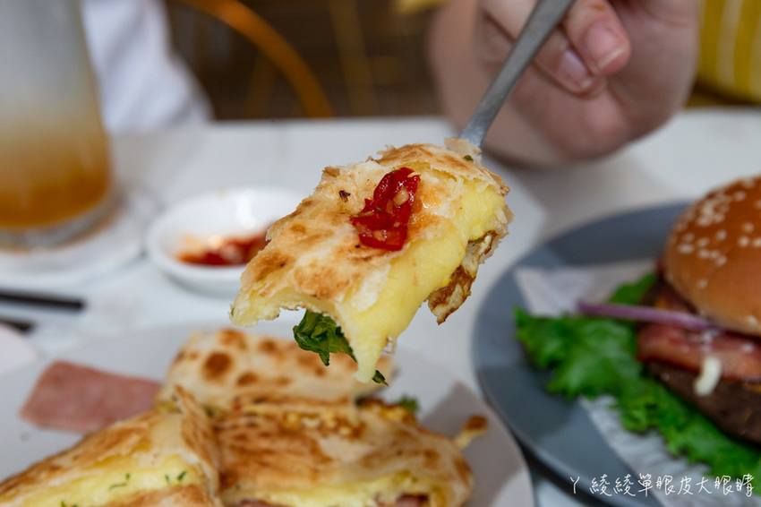 新竹平價早午餐推薦咖啡羊行|不用百元就可以吃到的美食!滿滿珍珠爆漿卡士達可頌,激推招牌酥皮蛋餅跟漢堡