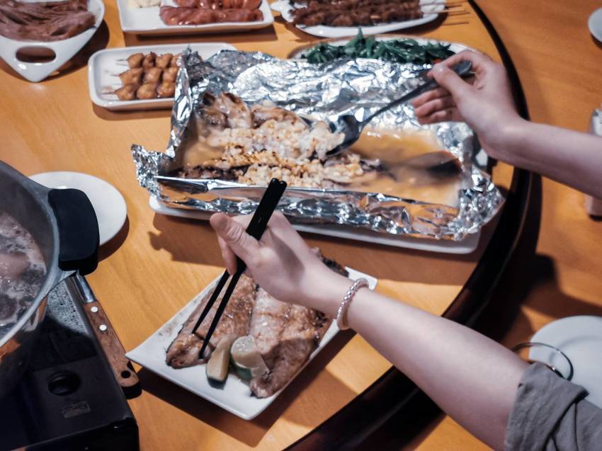 桃園龍潭美食-大紅蕃薑母鴨 羊肉爐 熱炒 燒烤 景觀庭園餐廳(水車庭龍潭店)-藏在山野裡面的薑母鴨鴛鴦鍋,敲敲魚好趣味 (邀約) @民宿女王芽月-美食.旅遊.全台趴趴走