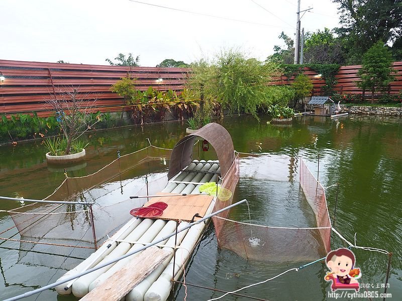 桃園龍潭美食-大紅蕃薑母鴨 羊肉爐 熱炒 燒烤 景觀庭園餐廳(水車庭龍潭店)-藏在山野裡面的薑母鴨鴛鴦鍋,敲敲魚好趣味 (邀約) @民宿女王芽月-美食.旅遊.全台趴趴走