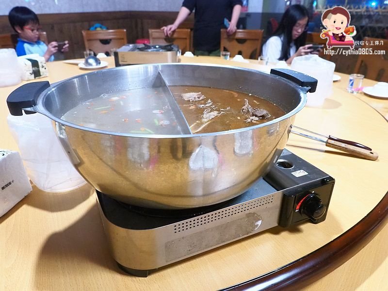 桃園龍潭美食-大紅蕃薑母鴨 羊肉爐 熱炒 燒烤 景觀庭園餐廳(水車庭龍潭店)-藏在山野裡面的薑母鴨鴛鴦鍋,敲敲魚好趣味 (邀約) @民宿女王芽月-美食.旅遊.全台趴趴走