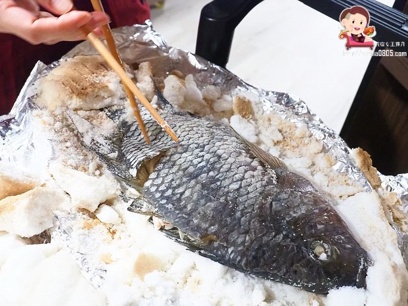 桃園龍潭美食-大紅蕃薑母鴨 羊肉爐 熱炒 燒烤 景觀庭園餐廳(水車庭龍潭店)-藏在山野裡面的薑母鴨鴛鴦鍋,敲敲魚好趣味 (邀約) @民宿女王芽月-美食.旅遊.全台趴趴走