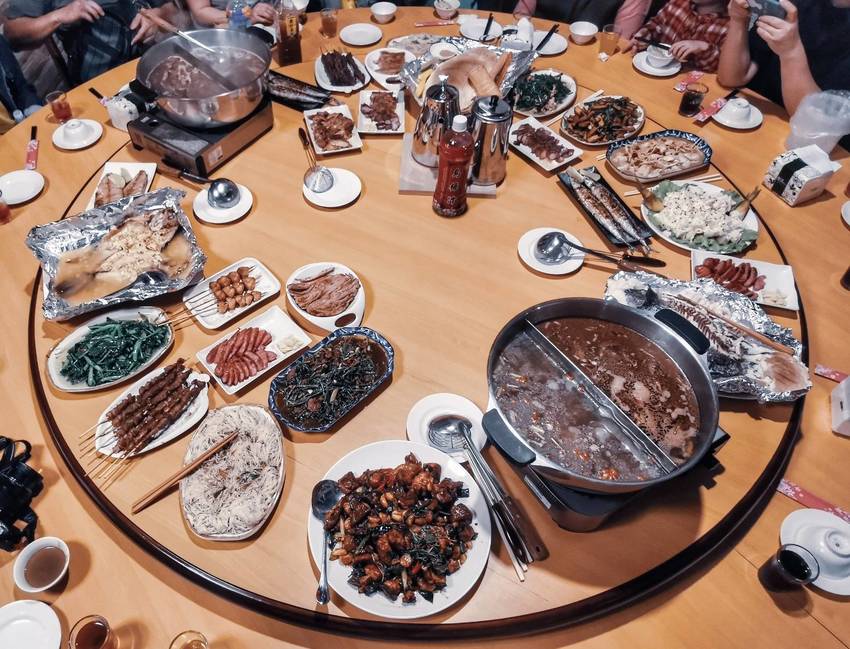 桃園龍潭美食-大紅蕃薑母鴨 羊肉爐 熱炒 燒烤 景觀庭園餐廳(水車庭龍潭店)-藏在山野裡面的薑母鴨鴛鴦鍋,敲敲魚好趣味 (邀約) @民宿女王芽月-美食.旅遊.全台趴趴走