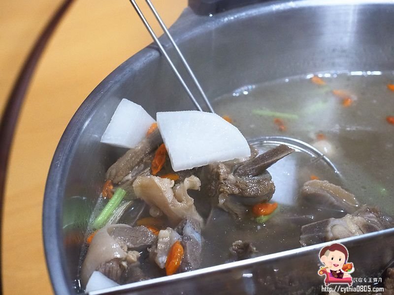 桃園龍潭美食-大紅蕃薑母鴨 羊肉爐 熱炒 燒烤 景觀庭園餐廳(水車庭龍潭店)-藏在山野裡面的薑母鴨鴛鴦鍋,敲敲魚好趣味 (邀約) @民宿女王芽月-美食.旅遊.全台趴趴走