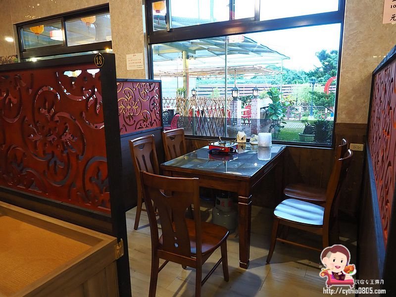 桃園龍潭美食-大紅蕃薑母鴨 羊肉爐 熱炒 燒烤 景觀庭園餐廳(水車庭龍潭店)-藏在山野裡面的薑母鴨鴛鴦鍋,敲敲魚好趣味 (邀約) @民宿女王芽月-美食.旅遊.全台趴趴走