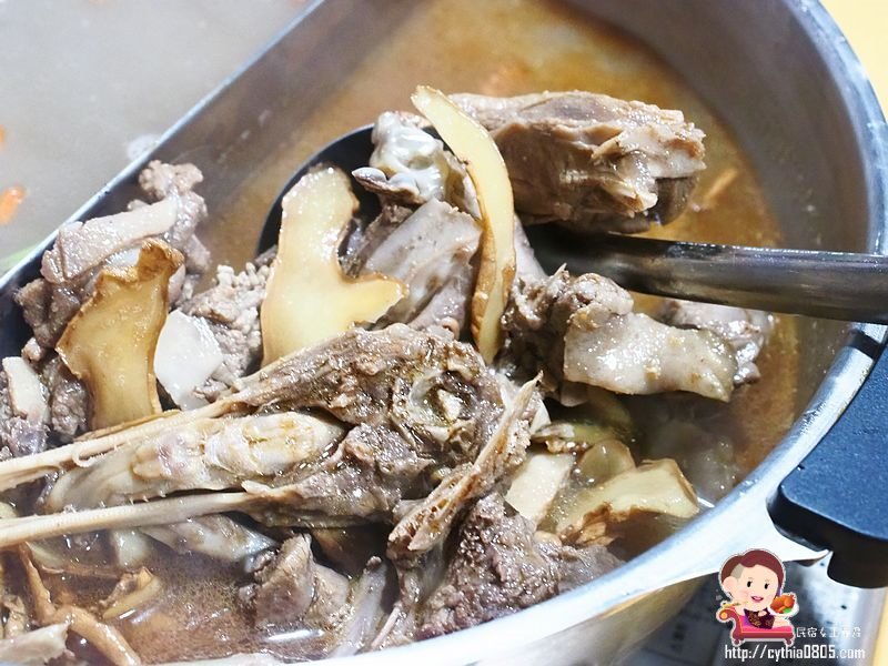 桃園龍潭美食-大紅蕃薑母鴨 羊肉爐 熱炒 燒烤 景觀庭園餐廳(水車庭龍潭店)-藏在山野裡面的薑母鴨鴛鴦鍋,敲敲魚好趣味 (邀約) @民宿女王芽月-美食.旅遊.全台趴趴走