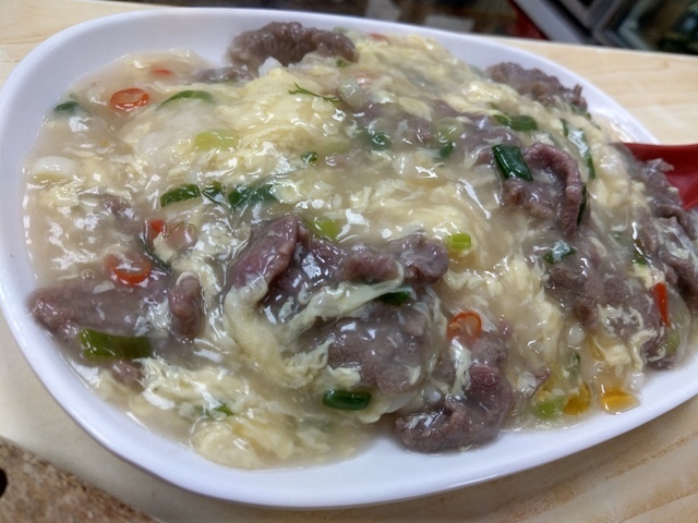 【新店一板鍋】新店 阿輝牛肉城 ︳一板鍋+一板肉 道地台南味 新鮮黃牛肉片、招牌滑蛋牛肉燴飯必點